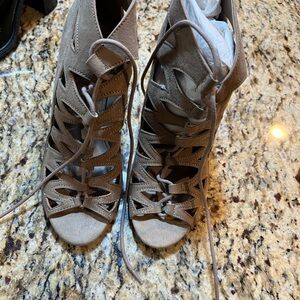 Chinese Laundry Tan Lace-Up Heels size 9 good condition